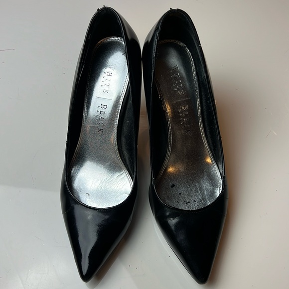 🖤WHITE HOUSE BLACK MARKET SHINY BLACK LEATHER 4’ HEELS SIZE 7 MEDIUM 🖤 - Picture 2 of 16